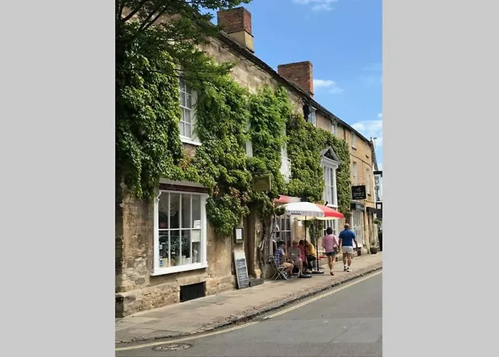 Oxfordshire Living - The Bowler Hat Cottage - Woodstock