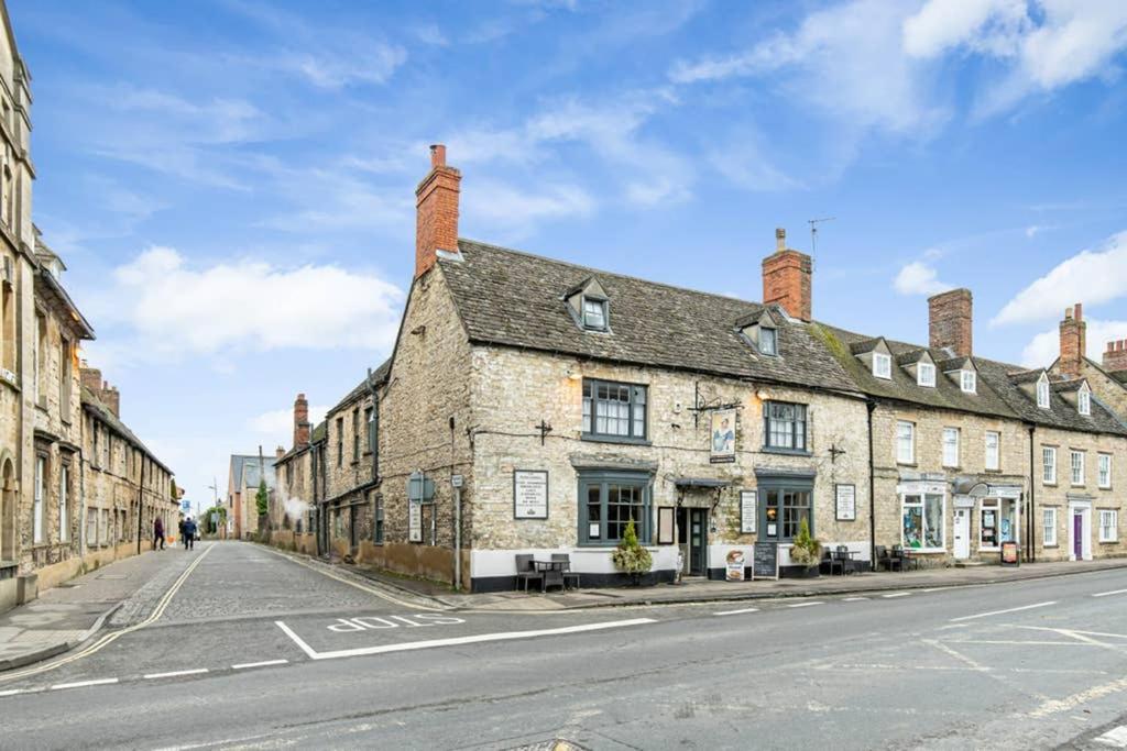 Oxfordshire Living - The Bowler - *